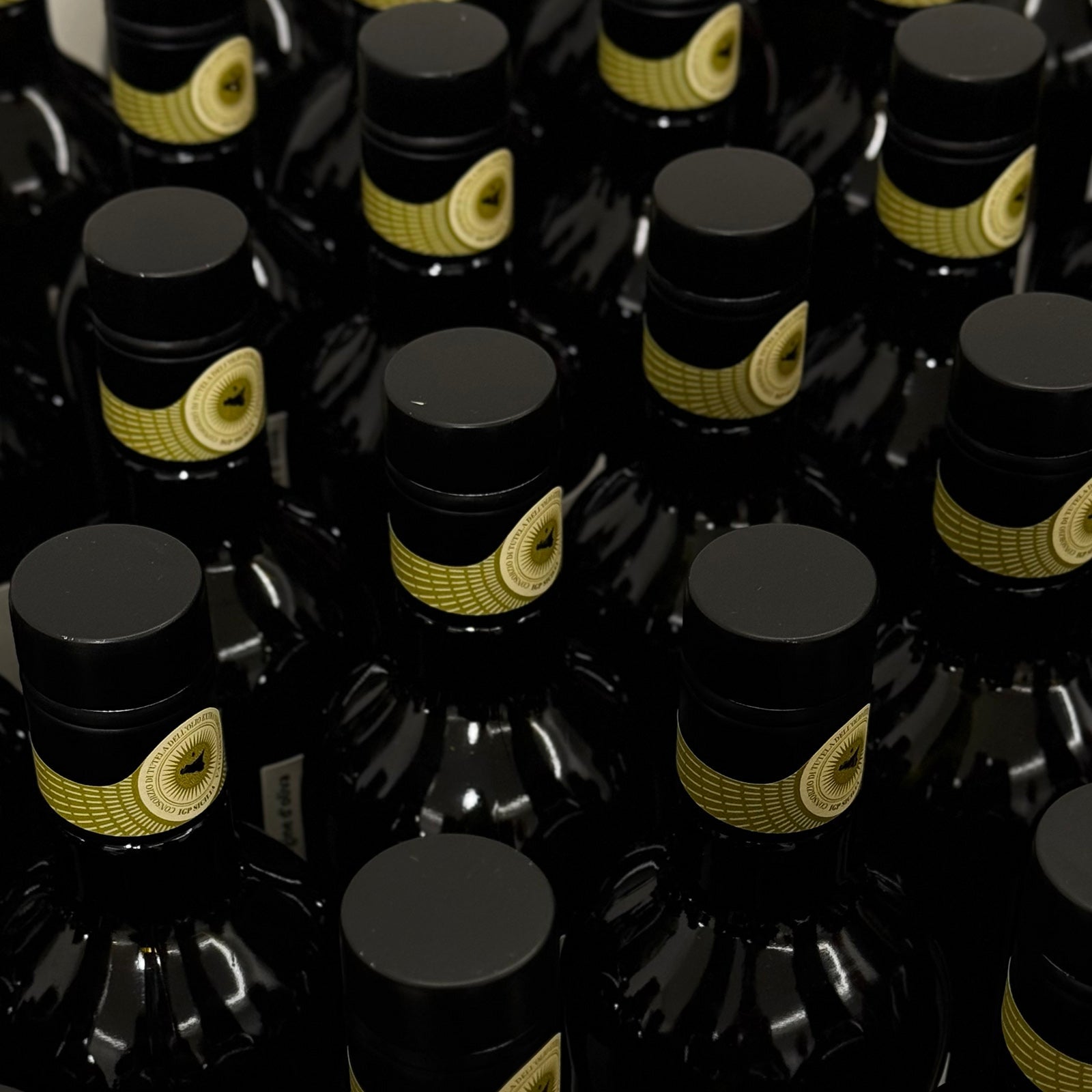 Tutte le nostre bottiglie sono provviste di tappo antirabocco e sigillo di garanzia.