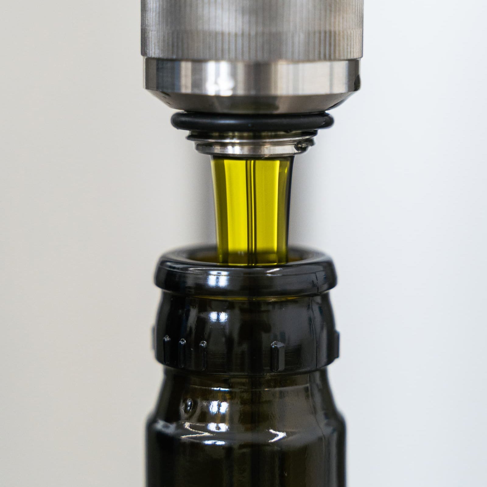 Tutte le nostre bottiglie al momento del riempimento, vengono saturate con azoto (gas inerte) per garantirne sempre freschezza e gusto inalterati.